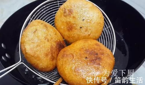 在家面粉别炸油条了，开水一烫，比蛋糕烧饼还香，真的非常美味