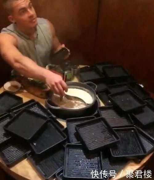 服务员|外国留学生中国吃火锅,2小时后服务员望着桌子上的一堆,楞了