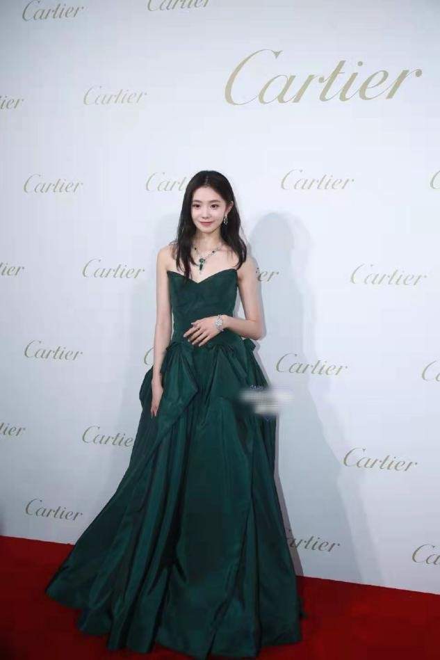 刘浩存|谋女郎刘浩存亮相活动,墨绿长裙穿出寡淡感,清淡妆容太没记忆点