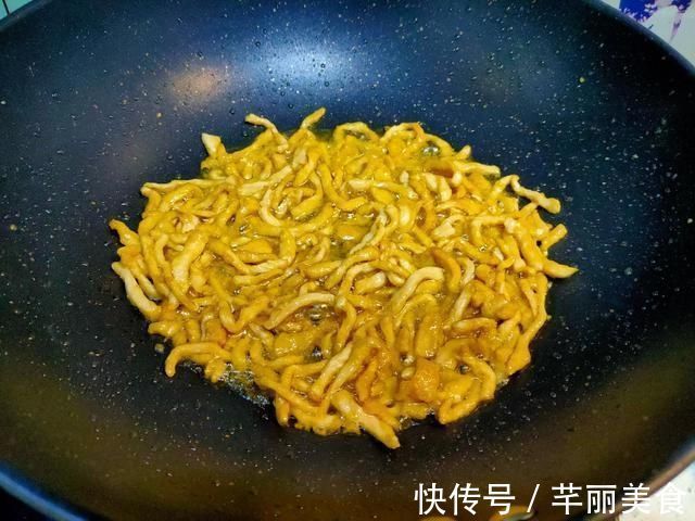一日三餐|无论炒肉丝还是肉片，都不要直接下锅炒，学会饭店做法，又嫩又滑