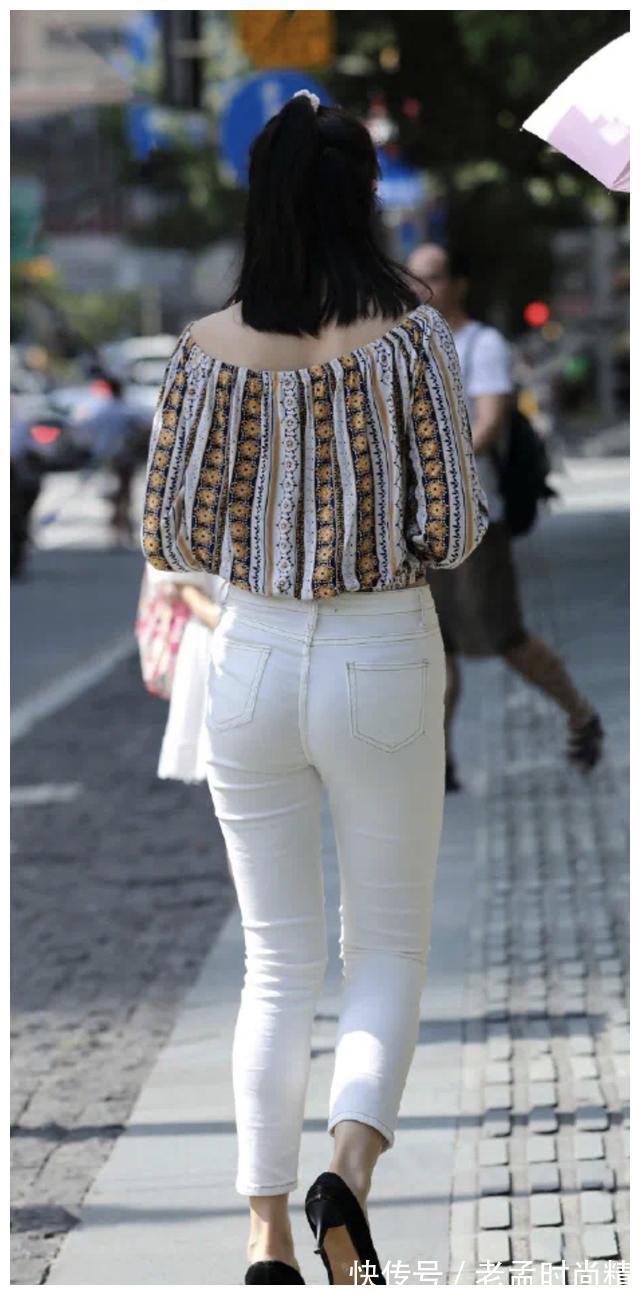 身姿|露肩上衣搭配白色牛仔裤,时尚温婉又显别致,展现高挑迷人身姿!