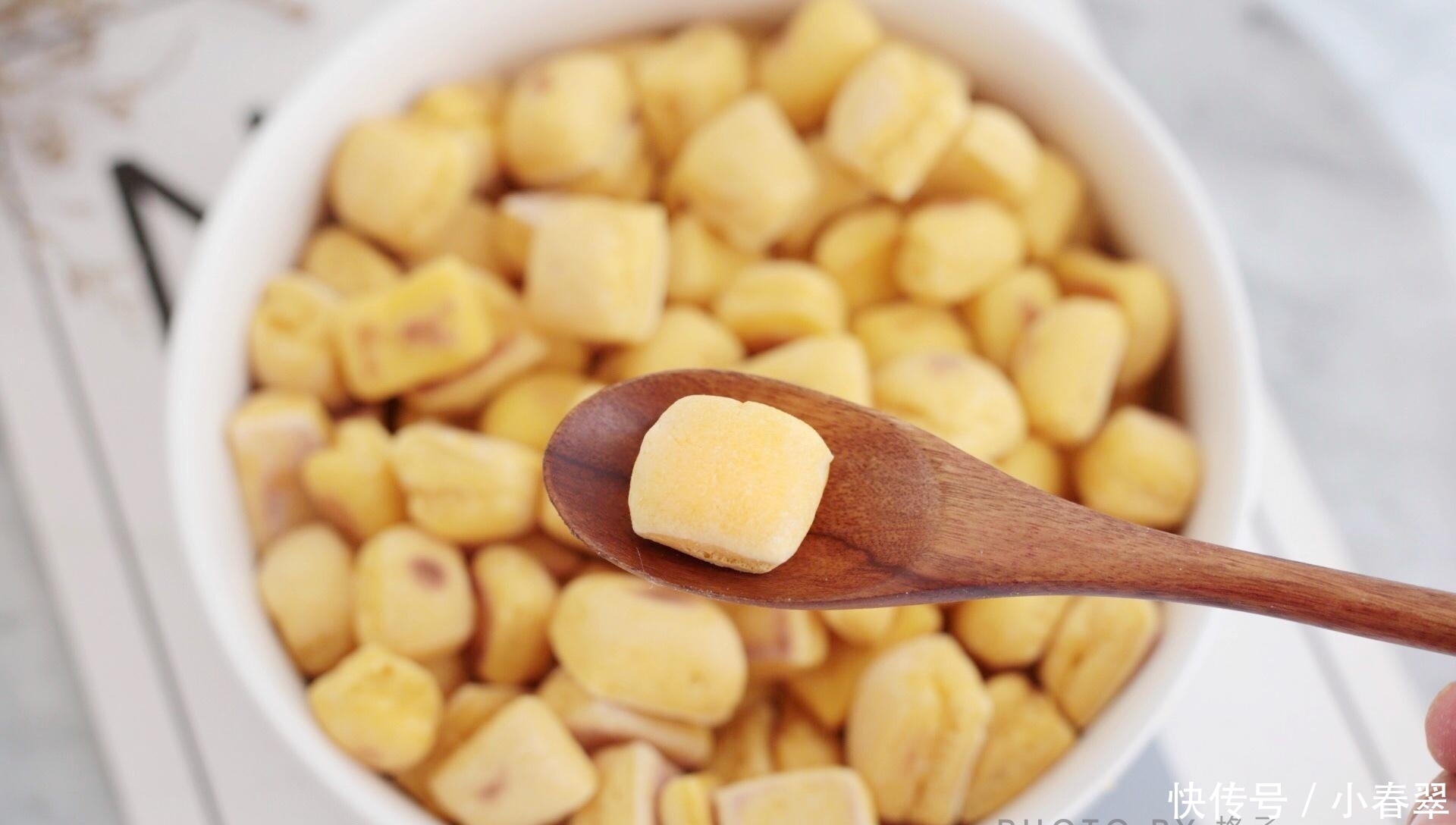 馒头|面粉里加点南瓜，不蒸不烤，出锅女儿抢着吃，太香了，好吃不上火