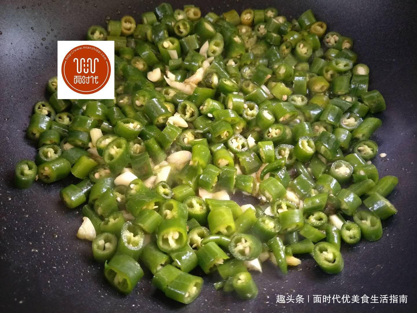 鸡蛋别再炒西红柿了,加它一起炒,加快身体代谢,减肥!