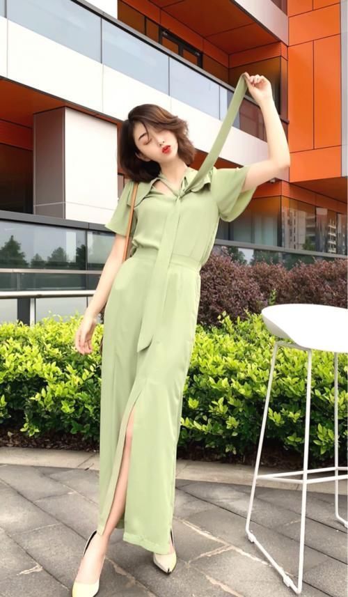 靓丽小姐姐:连衣裙的颜色清纯又靓丽,彰显优雅气息