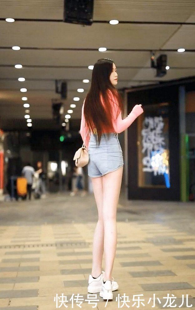 白色的夹克,俏皮又可爱,保守女孩穿搭