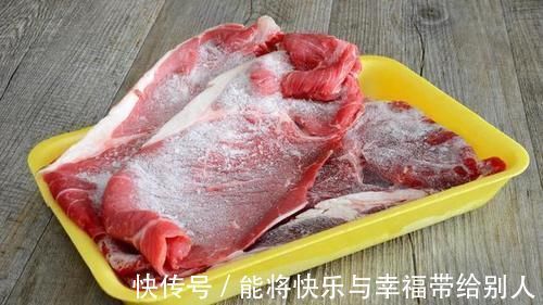 解冻肉时,不要直接清水泡,教你正确的方法,解冻快口感依旧鲜嫩