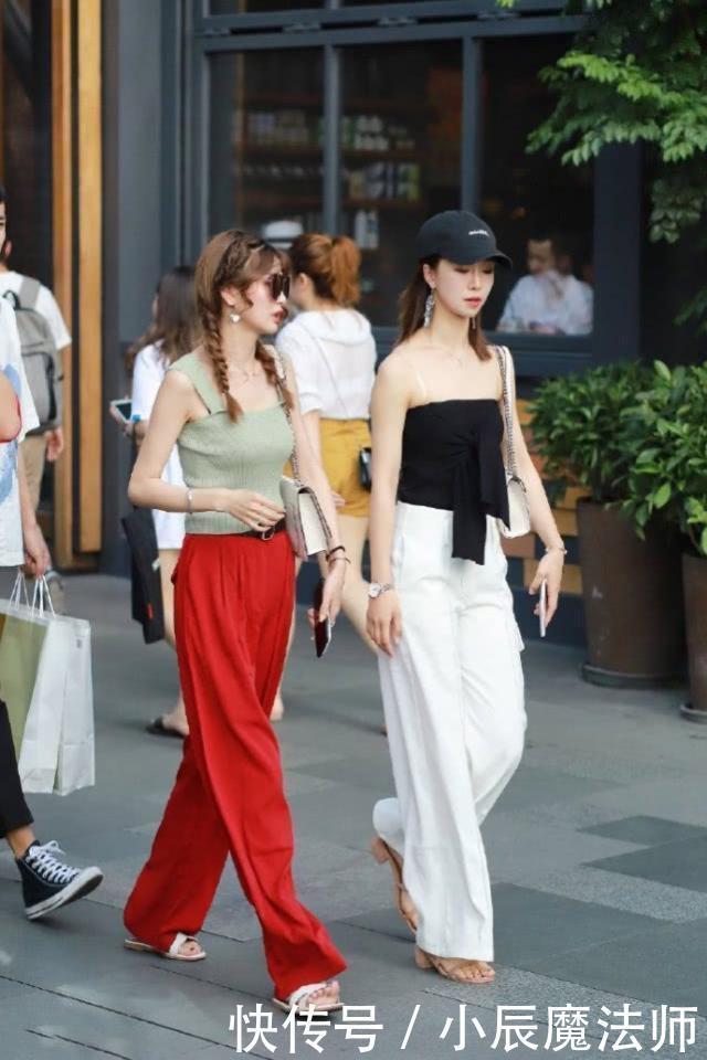 看起来|时尚穿搭:阔腿裤姐妹花走在街上,气质迷人