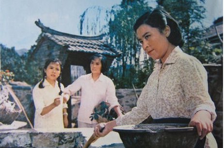 《喜盈门》业余作者导演首秀,城里人扮演强英,拍摄中给猪打麻药