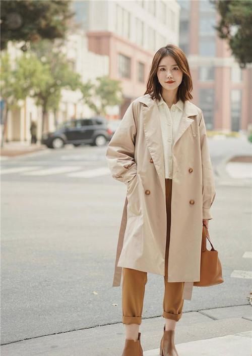 今年穿风衣，不建议你配阔腿裤，这“2条”裤子更合拍，遮肉显高