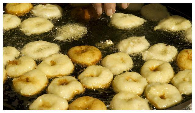 中老年人|过了50岁，不想脑梗猝死，医生这4类食物少吃，越吃血脂越高