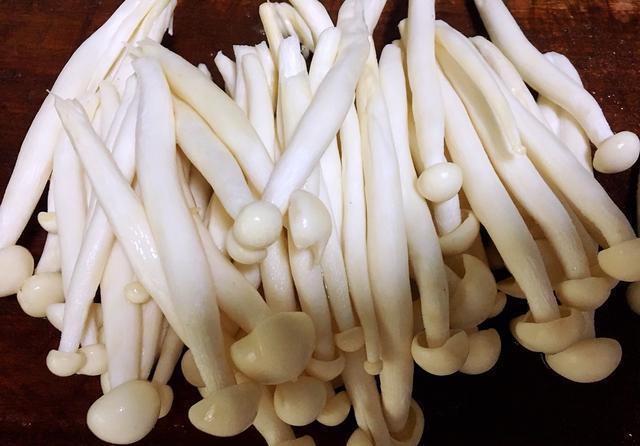 家人|海鲜菇此做法,家人抢着吃,蒜香浓郁,味道鲜美