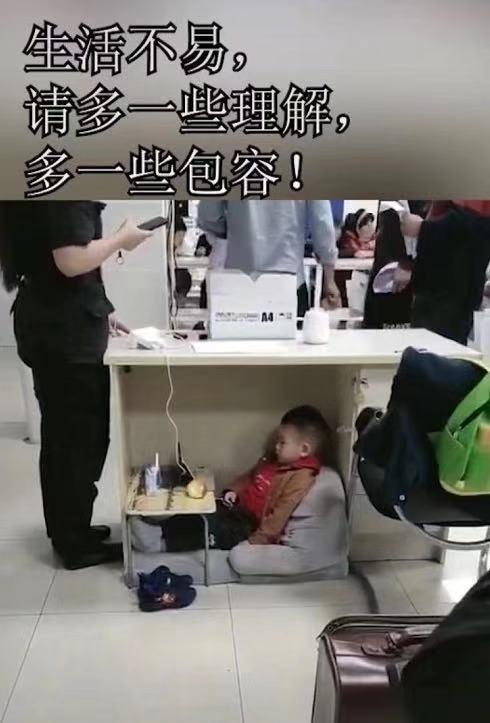 孩子|“最强宝妈”火了,孩子工作两不误,网友:太心酸