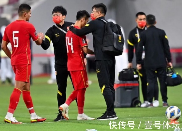 国足|国足归化集体缺阵?球迷或给李铁道歉,归化真的没一点用