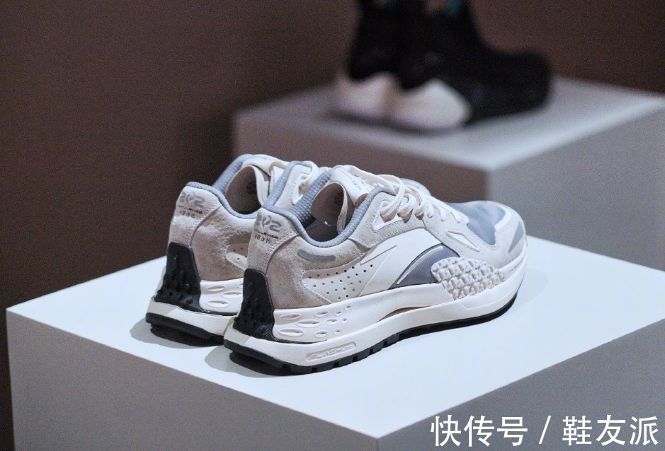 领奖服|安踏配国旗!奥运领奖鞋帅翻,走秀款单品曝光,国产品牌厉害了