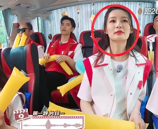 李沁参加《跑男》,趁大笑时导演将镜头怼脸,真实颜值一览无余