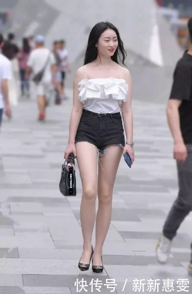 街拍美女魅力女神身穿吊带衣清新亮丽，满满的时尚感