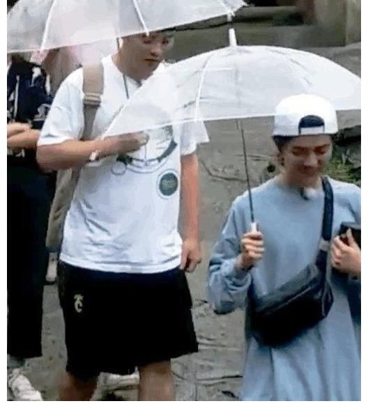 戰上海|鹿晗陳赫不錄跑男卻錄向往的生活，大褲衩保溫杯，隨性小鹿很討喜！