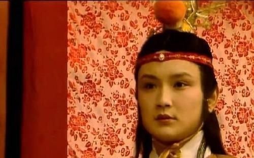 袭人!红楼梦:在麝月的眼皮底下,晴雯钻进宝玉的被窝取暖,为什么?