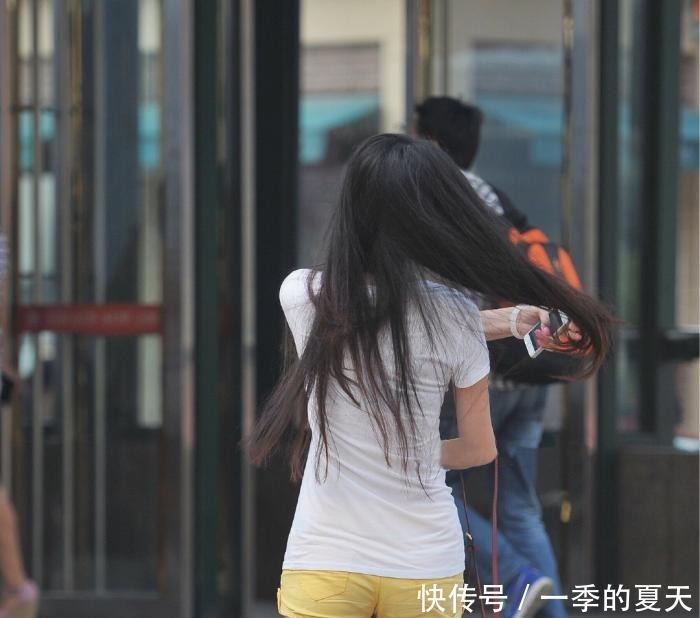 街头偶遇“多肉”小姐姐,简约的穿搭,优雅而不失美感!