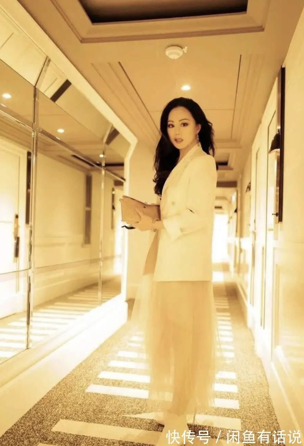 半身裙 章小蕙看秀挺高调,穿西装配半裙手上戴两钻戒,一看就是上流贵妇