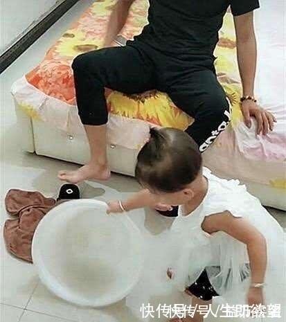 3岁女儿给爸爸洗脚,爸爸很感动,女儿接下来的行为,爸爸很无奈