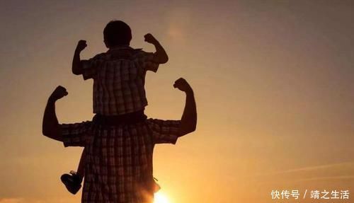 齐爸爸|父子出门遇下雨,宝爸立刻将宝宝举到头顶,网友:全网混最差的娃