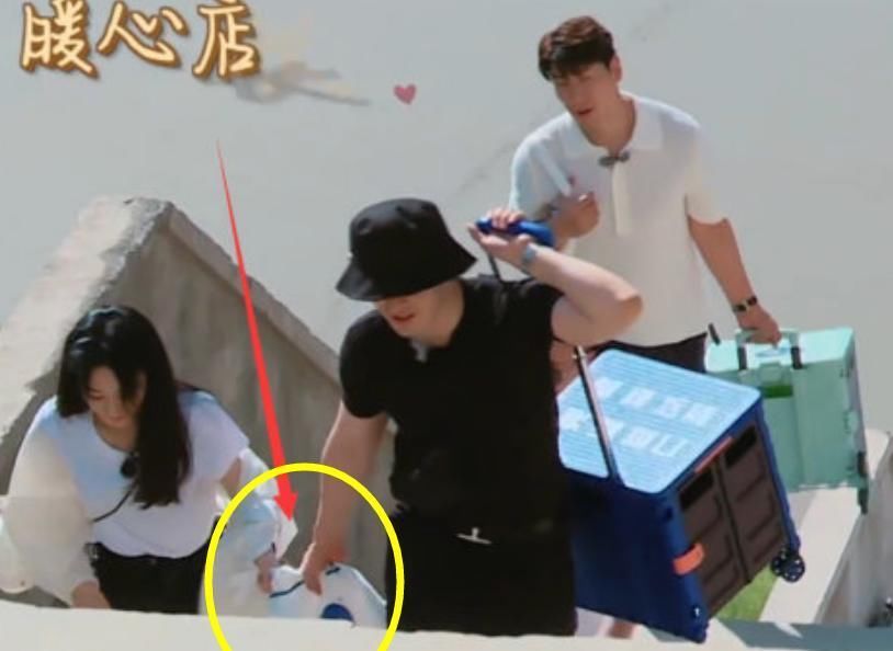 拉手 黄晓明“牵手”赵丽颖上楼梯,而谁注意两人拉手方式?太不克制了