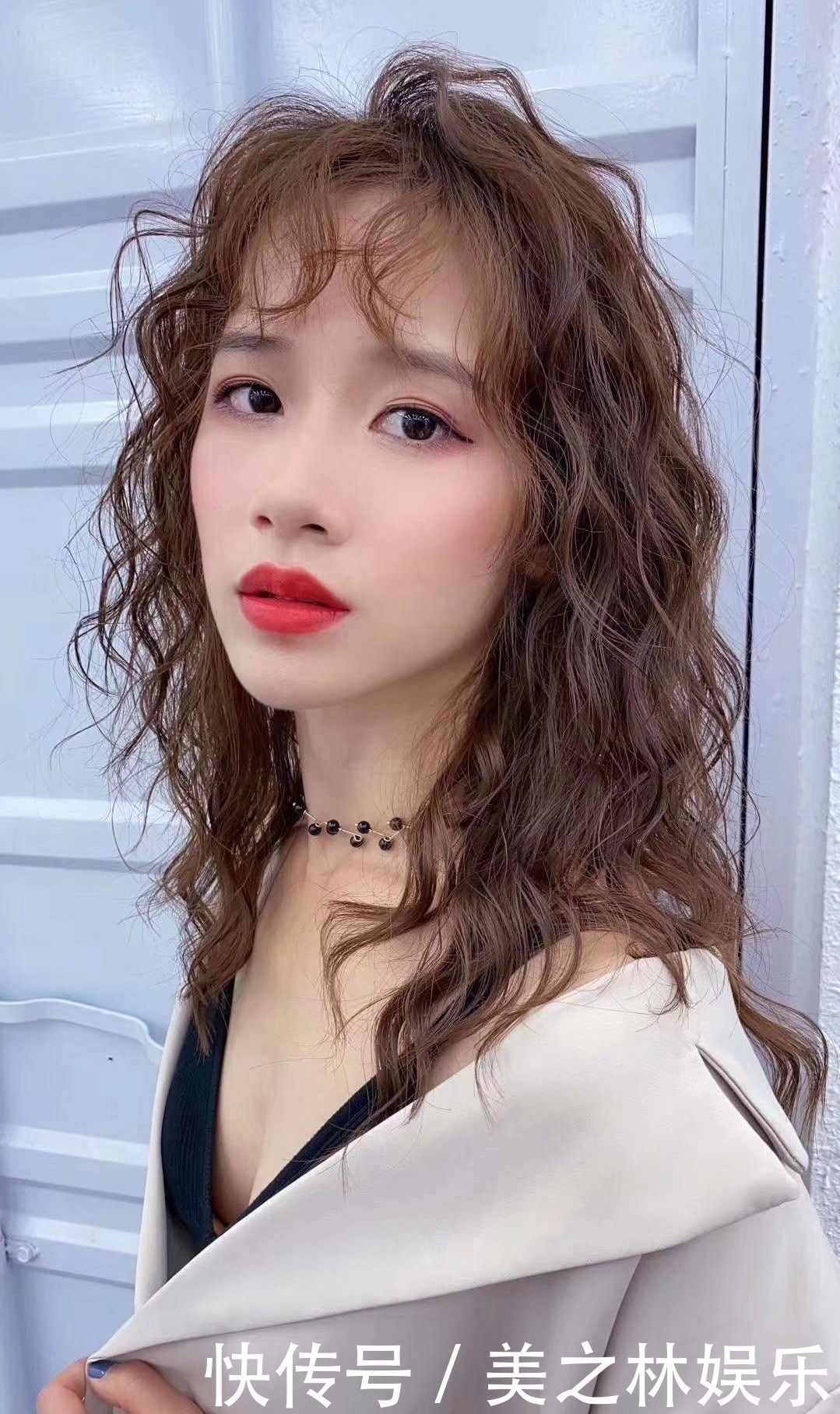 发型 秋冬女发别乱剪了,新时尚发型27款送给大家,无论长短都心动