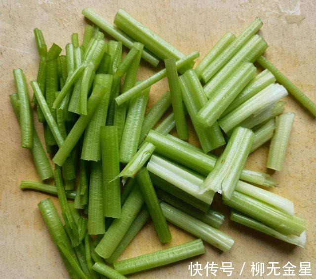 芹菜|芹菜肉丝蒸卤面，肉丝香嫩，芹菜色泽漂亮！