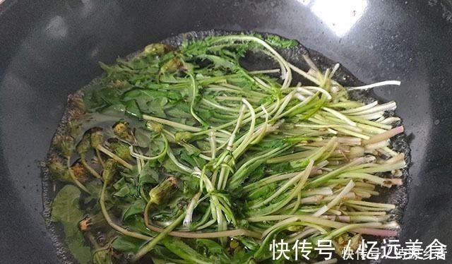 小饼|最近我迷上吃它,一拌一蒸好筋道,出锅蘸着料吃,2口一个,真香!