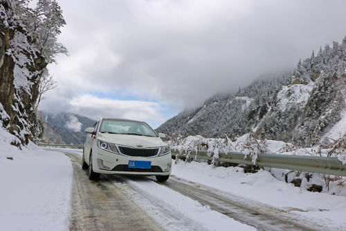 单人单车独闯夹金山 谁说两驱车不能挑战冰雪路