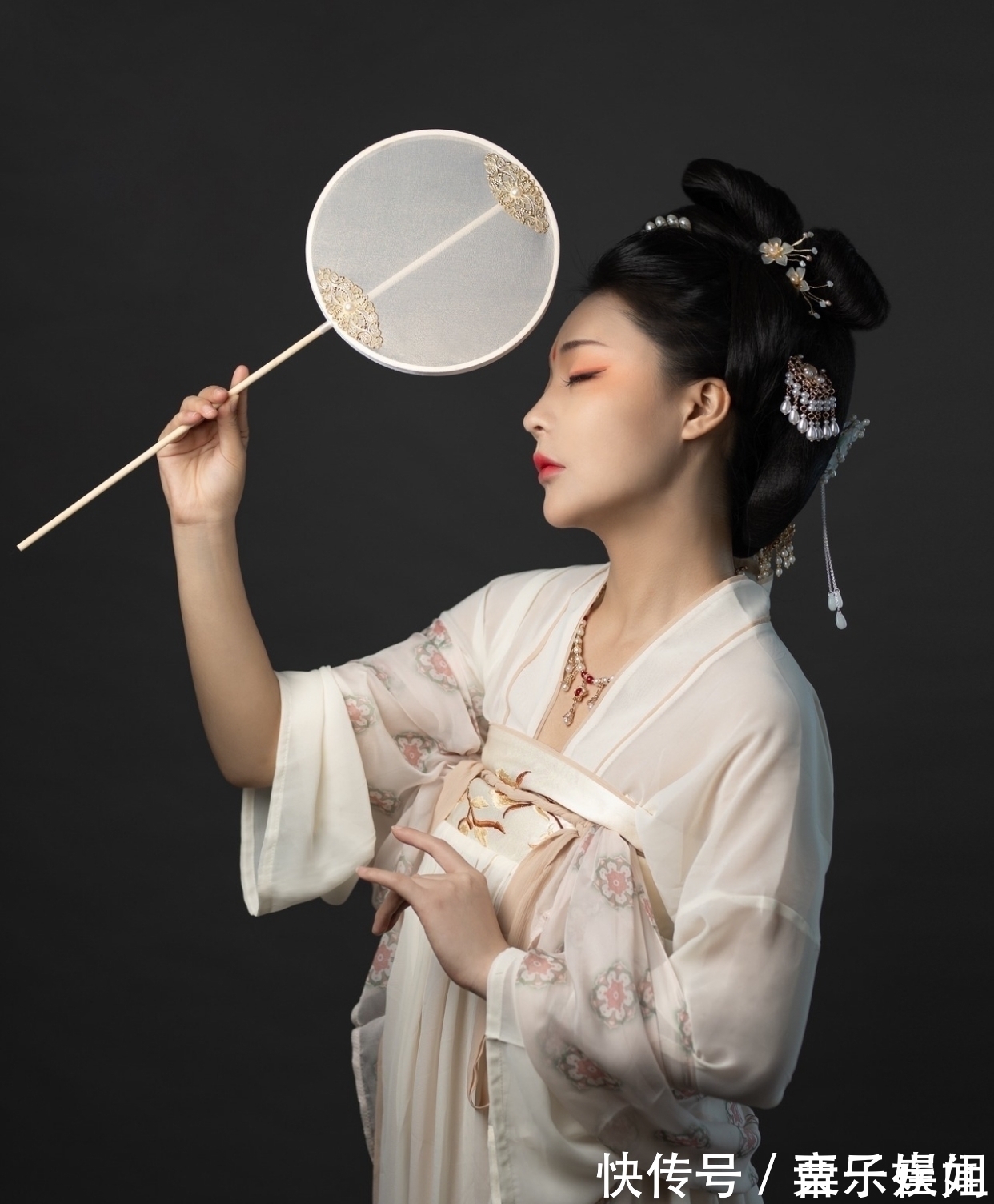 北雁@七律·赏秋·八首:依依别夏悄回望,金菊萦篱笑粲然