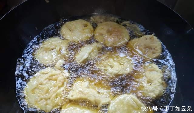 炸藕盒,调面糊用面粉还是淀粉3个窍门告诉你,焦香酥脆抢着吃