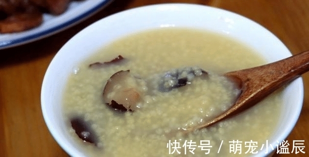 青椒炒鸡蛋|一家四口的晚餐只用炒三个菜，有荤有素简单易做，在家吃饭就是香