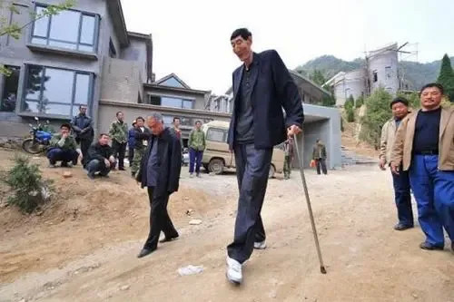 第一男|中国第一男巨人鲍喜顺:12年前不听医生建议生下儿子,如今怎样了