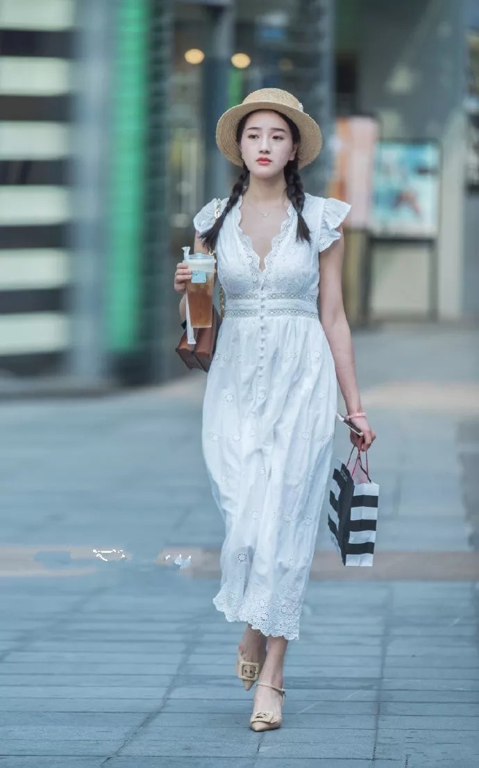 美女穿上高跟鞋,秀出美腿更有自信