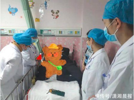 长沙一3岁宝宝误吞管道疏通剂，妈妈下意识给其喝水漱口，结果……