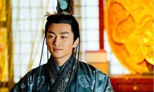 富家小姐拒嫁贵族,却嫁给守城士兵,众人笑她傻,没想到她却成了皇太后