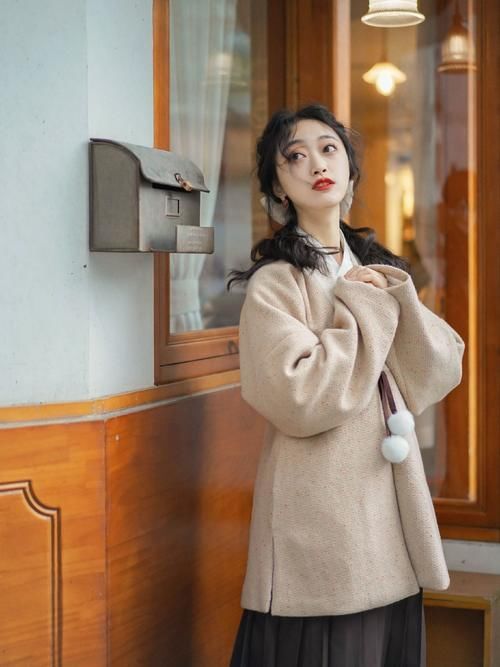 有种汉服叫“冬天第一杯奶茶”，不仅简约大方，还很日常