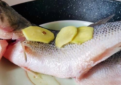 清蒸鱼，有人加盐，有人加生抽，都不对！这才是最正确的做法