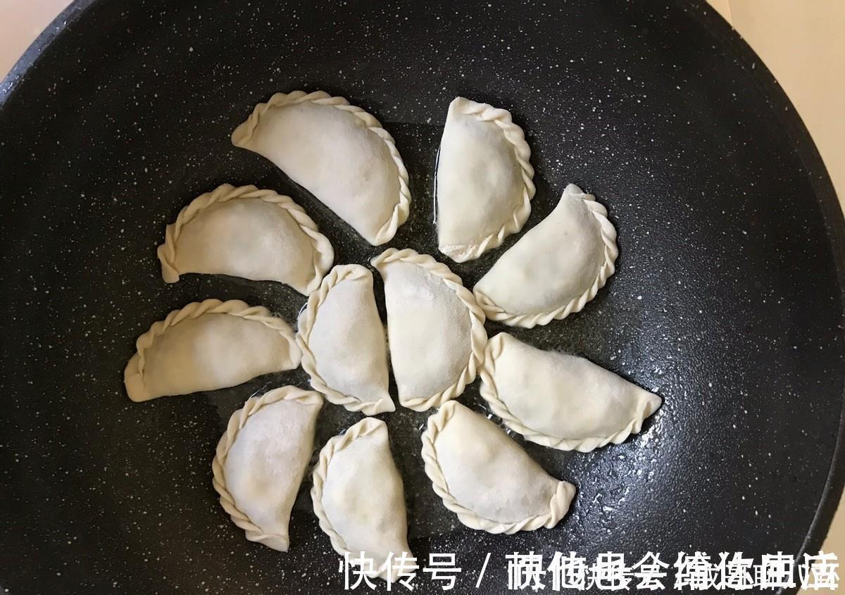 爱吃韭菜盒子的看过来,学会这个做法就够了,个个薄皮大馅真美味