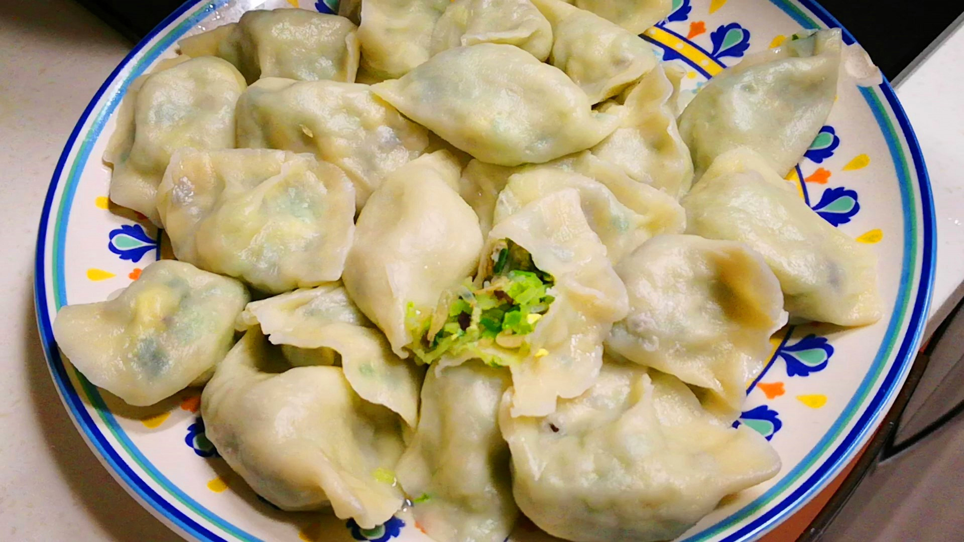 冻饺子怎么煮,用沸水还是开水教你正确做法,又鲜又香不破皮