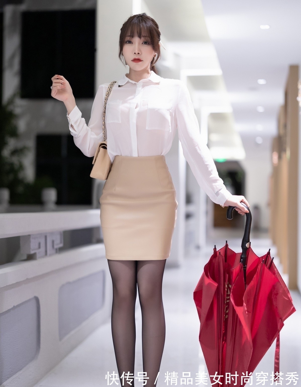 衬衫 职场必不可少的单品衬衫,下搭浅色包臀裙,给人一种知性的优雅美
