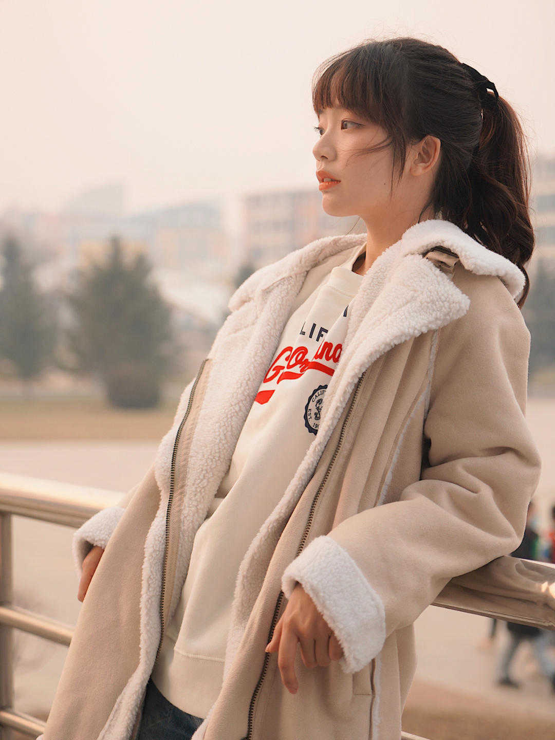 外套 羽绒服不流行了,今年更火的是“羊羔毛外套”,保暖舒适又百搭