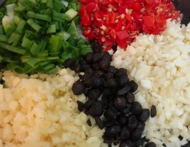 鱼头这样做最好吃,鲜美无腥味,不仅闻着香,吃起来也让人很馋