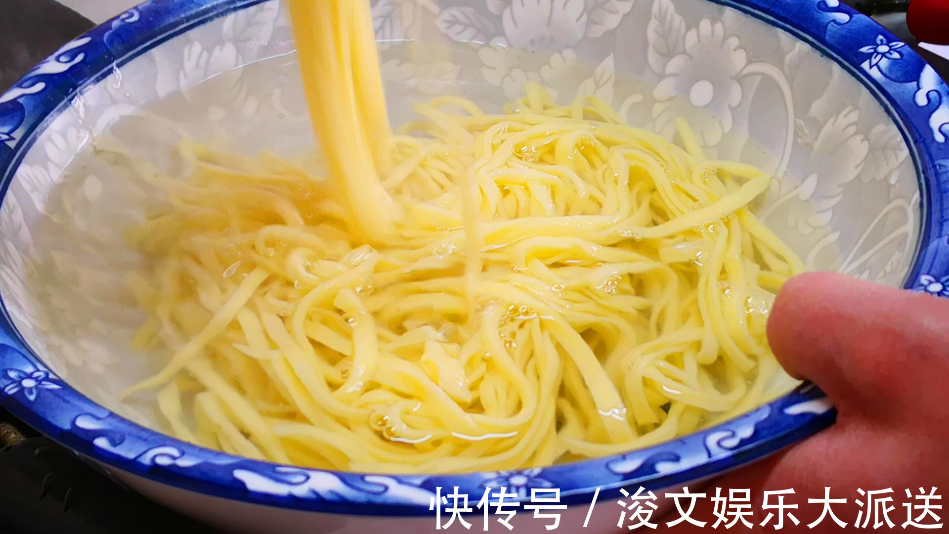 煮面条,开水下锅就错了!面馆老板牢记3点,面条爽滑又筋道