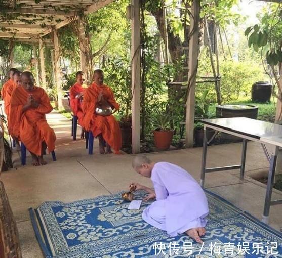 玛哈#同是签文件:苏提达跪地签,诗妮娜躲角落签,泰王却为西拉米铺纸