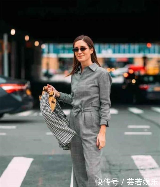 明星 小白鞋已经失宠了，今年流行“1+1鞋”，时尚显高，明星都上头了！