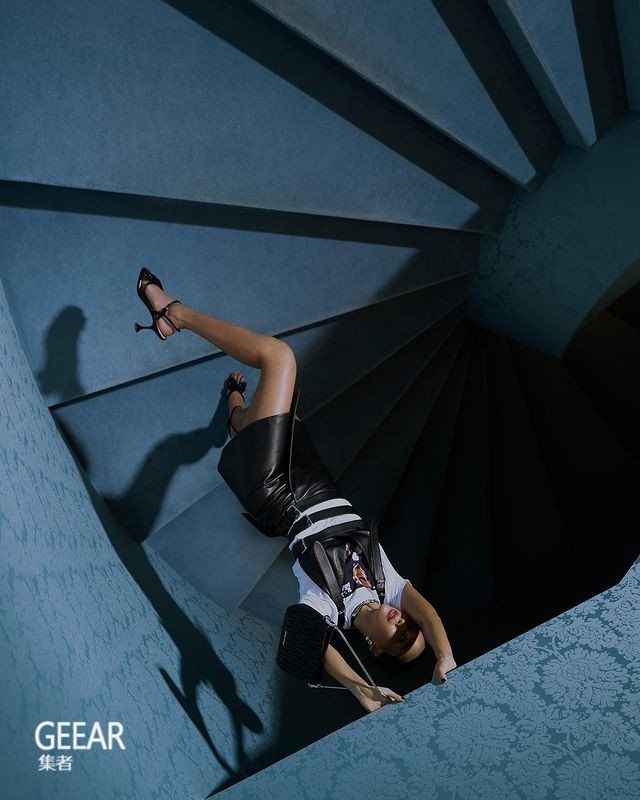 时髦女生都默默背起这款MiuMiu腋下包！