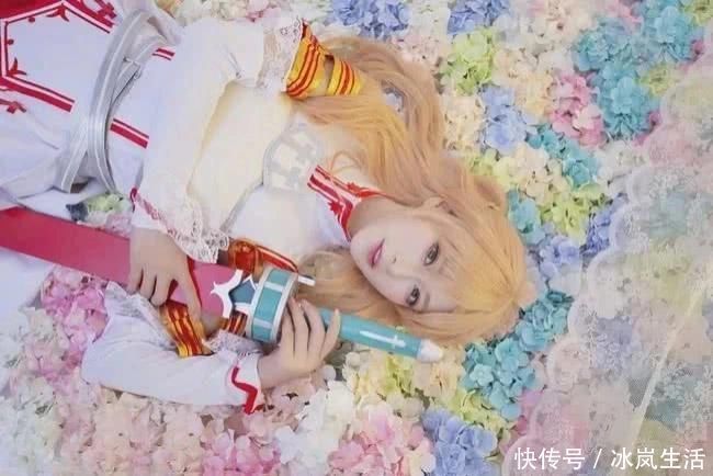 狐妖小红娘|大一学妹cos“亚丝娜”,秀丽气质迷人,坐下来那一刻迷失了自我